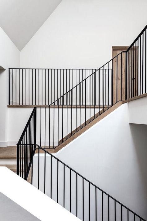 Diy Staircase, Iron Stair Railing, Stairs Architecture, Metal Railings, Staircase Railings, Foyer Decorating, Lan Can, Interior Stairs, Modern Staircase