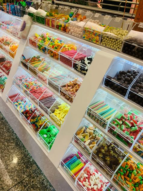 Candy Store Display Shelves, Candy Stand Ideas, Candy Shop Display, Candy Store Design, Candy Store Display, Cake Shop Design, Supermarket Design Interior, Candy Business, Pet Cafe