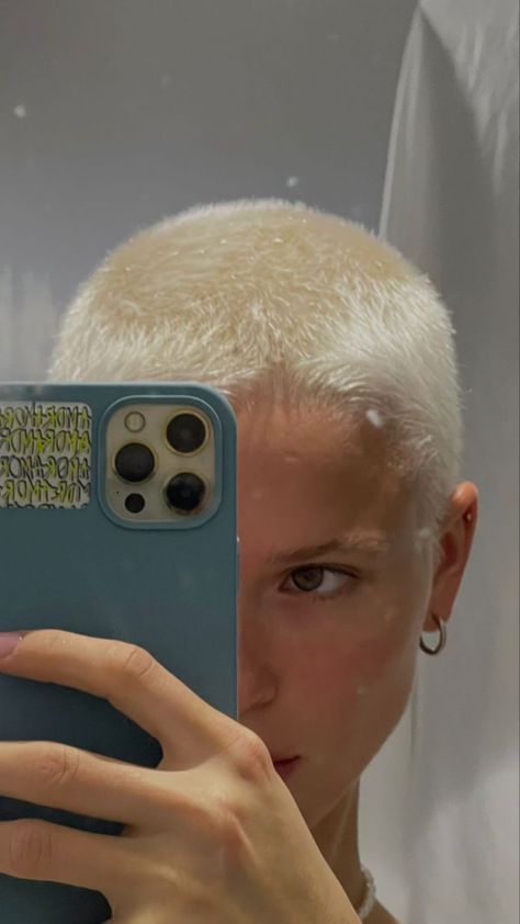 Platinum Blonde Hair Buzzcut, Halsey Buzzcut, Female Buzzcut Dyed, Bleach Shaved Head, Blond Shaved Hair, Platinum Buzzcut Women, Long Buzz Cut Woman, Platinum Blonde Buzzcut, Grown Buzzcut