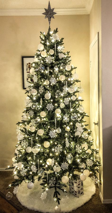 Snowflake Garland Christmas Tree, Simple White Christmas Tree Ideas, Sliver White Christmas Tree Decor, Green Christmas Tree With White Decor, White Christmas Decor Tree, Silver And White Christmas Tree Decor, Christmas Tree White Decorations, Christmas Tree With White Ornaments, White And Silver Christmas Tree Ideas