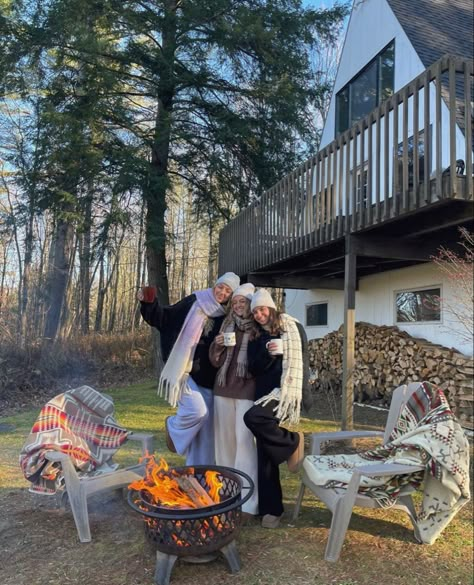 Cozy Best Friend Pictures, Cottage Friends Aesthetic, Cabin Pics With Friends, Cabin Holiday Aesthetic, Cabin Aesthetic Pictures, Cabin In The Woods Bachelorette Party, Cottage Winter Aesthetic, Mountain Christmas Aesthetic, Camping In Vermont