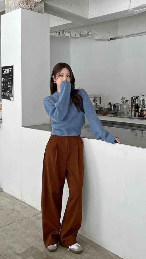 Outfit Photoshoot, Campus Outfit, Outfit Everyday, Korean Fits, Sneaker Outfits Women, Best Casual Outfits, Office Casual Outfit, Chic Fall Outfits, Ootd Inspo