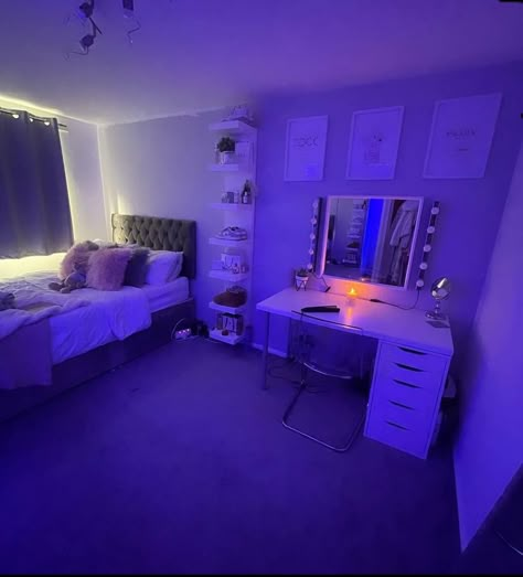 Room Inspo Full View, Room Ideas Aesthetic Sporty, Bedroom Ideas For Small Rooms Queen Bed, Room Inspo Small Bedroom Aesthetic, Non Girly Bedroom Ideas, Cut Room Ideas, Latina Bedroom Ideas, Room Ideas Female, Cozy Room Inspo Comfy