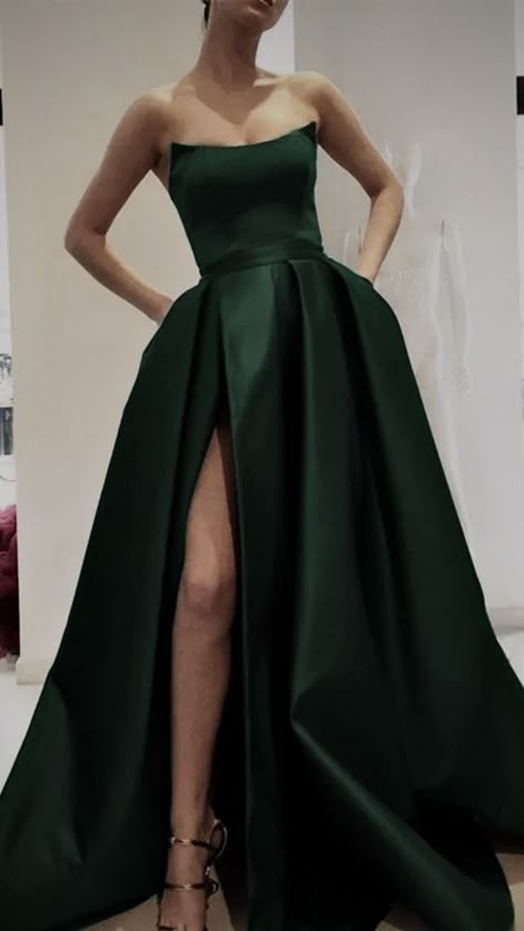 Deep Green Dress Gowns, Dark Green Gown Elegant, Elegant Green Prom Dress, Dark Green Prom Dress Ball Gown, Emerald Green Gala Dress, Jaw Dropping Prom Dresses, Emerald Green Ball Gown Slytherin, Emerald Evening Gown, Prom Dress Ideas Unique Ball Gown