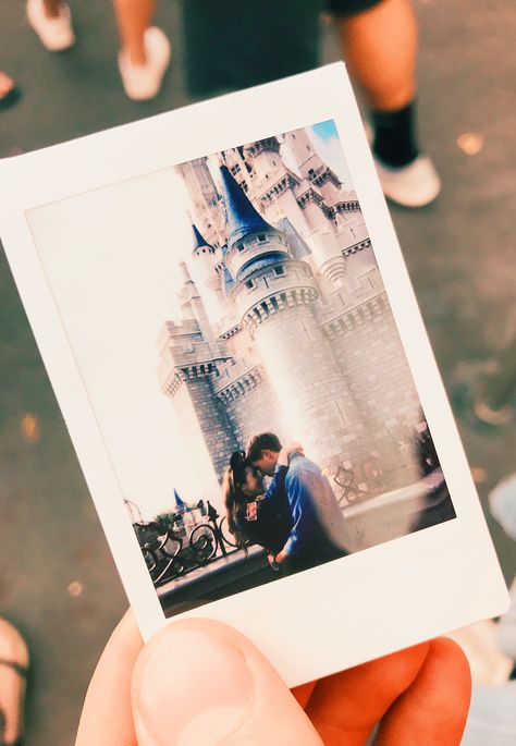 Disneyland Couples Pictures, Disney Couple Outfits, Disney World Aesthetic, Disney Poses, Disney Photo Ideas, Disney World Pictures, Couples Vibe, Couple Picture Poses, Disney Photos