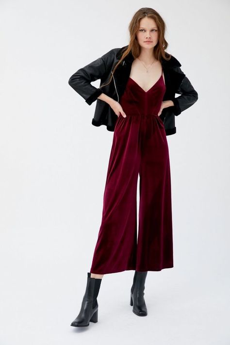 Velour Jumpsuit Outfit, Velvet Jumpsuit Outfit, Red Velvet Jumpsuit, Velour Jumpsuit, Jumpsuit Fall, Streetwear Girl, Velvet Jumpsuit, Jumpsuit Outfit, Cropped Jumpsuit