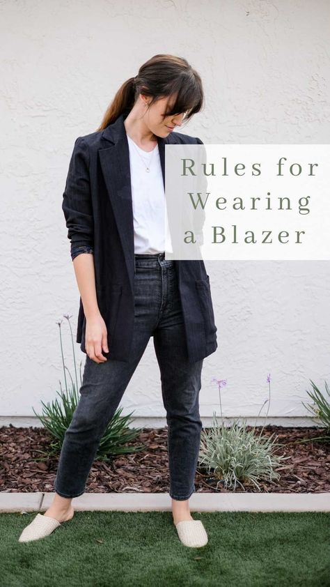 Styling A Blazer Business Casual, Outfit With Oversized Blazer, Black Blazer Christmas Outfit, How To Roll Up Blazer Sleeves, Styling Oversized Blazer For Work, How To Style Oversized Blazer Women, Slouchy Blazer Outfit, Blazer With Tshirt Women, How To Pull Up Blazer Sleeves