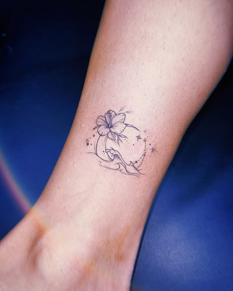 White Flower Tattoo Shoulder, Feminine Sea Turtle Tattoo, Diamond Head Hawaii Tattoo, Seashell Ocean Tattoo, Hibiscus Ocean Tattoo, Pelvic Area Tattoo, Ocean Meaning Tattoo, Sea And Flower Tattoo, Beach Inspired Tattoos Ocean