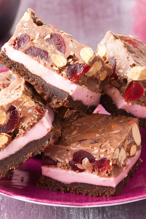 Rocky Road Slice Recipes, No Bake Crunchie Slice, Xmas Slices Recipes, Yum Yums Recipe Sweet Treats, Slices Recipes Easy No Bake, Rocky Roads Recipes, Easter Rocky Road, Easy Slices Recipes, Easy Christmas Bakes