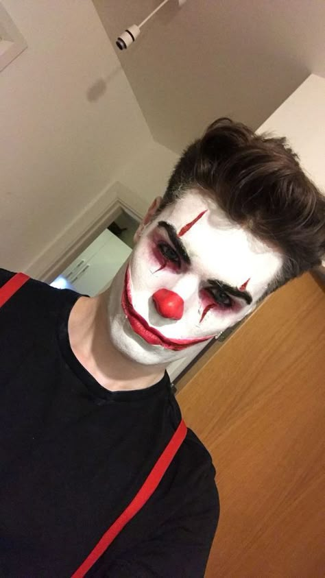 Halloween clown makeup for men - 2023 15 ideas - mens-club.online Clown Makeup For Men, Clown Makeup Simple, Face Paint For Men, Boy Halloween Makeup, Mens Halloween Makeup, Glitter Beard, Scary Clown Costume, Maquillage Halloween Simple, Halloween Hombre