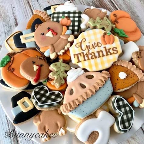 Assorted thanksgiving cookie tray with mix of mini and regular sized, Royal icing decorated cookies. Combination of snickerdoodle and vanilla bean sugar cookies by Bunnycakes #cookietray #customcookies #thanksgivingdesserts #thanksgivingcookies #customcookies #cookieideas #holidaycookies Thanksgiving Cookies Decorated, Kingdom Layout, Kingdom Fanart, Fall Decorated Cookies, Halloween Sugar Cookies Decorated, Halloween Cookie Recipes, Halloween Cookies Decorated, Royal Iced Cookies, Halloween Sugar Cookies