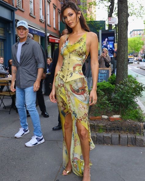 Bella Hadid in this beautiful Roberto Cavalli gown, spring 2003 collection for her new fragrance launch Ôrebella ⭐️😍 Roberto Cavalli Archive, Roberto Cavalli Dress Vintage, Roberto Cavalli Aesthetic, Vintage Summer Aesthetic Outfits, Roberto Cavalli 2003, Mexican Inspired Dress, Roberto Cavalli Runway, Bella Hadid Runway, Bella Hadid Dress