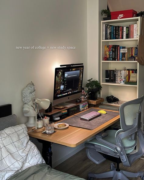 Two Desk Bedroom, Pc Desk Aesthetic, Uni Desk Ideas, Professor Room, Small Work Office Ideas, Desk Under Tv, 2 Monitor Desk Setup, Desk Accessories Aesthetic, Shared Office Space Ideas Home