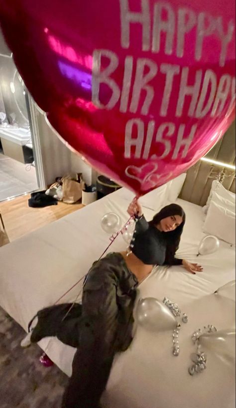 Bday Fits, Y2k Photoshoot, 18th Birthday Party Themes, Birthday Heart, 20th Bday, Sweet Sixteen Birthday Party Ideas, Birthday Pic, 21st Bday Ideas, Birthday Vibes