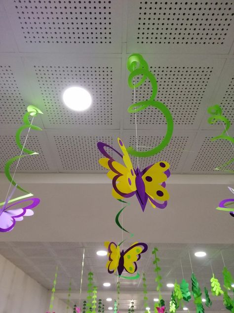 Hang From Ceiling Decor Classroom, Spring Decor School, Spring Window Decorations Kindergarten, Mothers Day Classroom Decoration, Spring Classroom Decorations, Classroom Ceiling, Diy Classroom Decorations, School Board Decoration, Spring Classroom