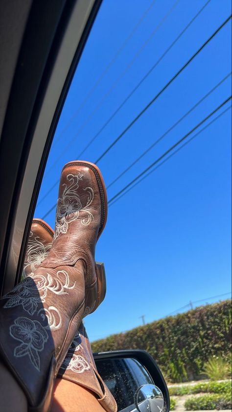 Cow Girl Boots Aesthetic, Cow Girl Aesthetic, Cowgirl Boots Aesthetic, Cowboy Boots Aesthetic, Country Girl Aesthetic, Cute Cowgirl Boots, Foto Cowgirl, Cowgirl Boots Outfit, Bota Country