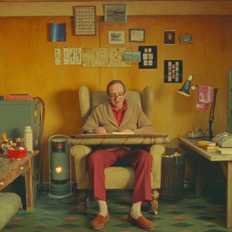 Ralph Fiennes as Roald Dahl in Wes Anderson’s The Wonderful Story of Henry Sugar (Short 2023) Wes Anderson Characters, Wes Anderson Aesthetic, Mom Series, Wes Anderson Style, Wes Anderson Movies, Wes Anderson Films, Ralph Fiennes, Film Inspiration, Wes Anderson