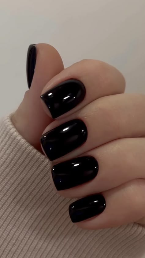 Office Nails, Work Ootd, Nagellack Trends, Smink Inspiration, Work Nails, Makijaż Smokey Eye, Black Nail Polish, Her Nails, روتين العناية بالبشرة