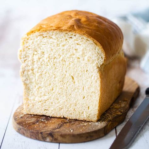 Homemade loaf of soft white bread on a wooden board. Apocalypse Recipes, Soft White Bread Recipe, Fluffy Bread Recipe, Breadsticks Easy, Amish White Bread, Perfect Sandwich, Fluffy Bread, Recipe Bread, Homemade White Bread