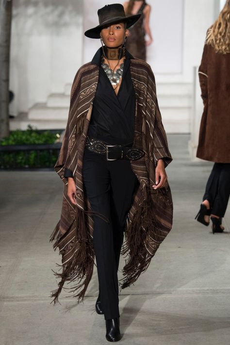 Ralph Lauren Goes West for Fall Show Ralph Lauren Fashion, Ralph Lauren Womens Clothing, Ralph Lauren Fall, Mode Hippie, Stil Boho, Mode Boho, Ralph Lauren Style, Ralph Lauren Women, Looks Street Style