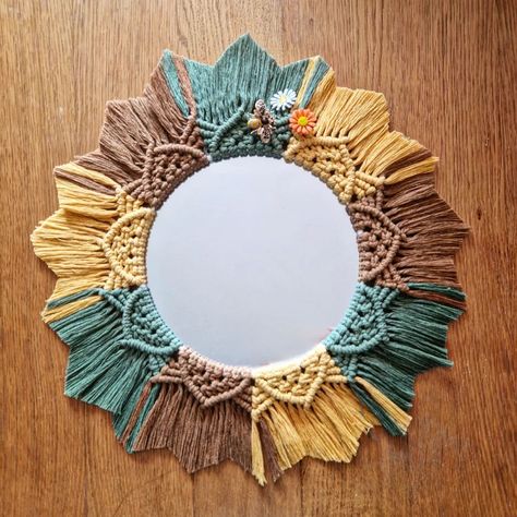 Un petit miroir qui change de l'ordinaire 🐝🌻. #macramé #artisanatfrancais #creationfrancaise #miroir #art #bohemian Macrame, Quick Saves, Instagram, Art, Macramé