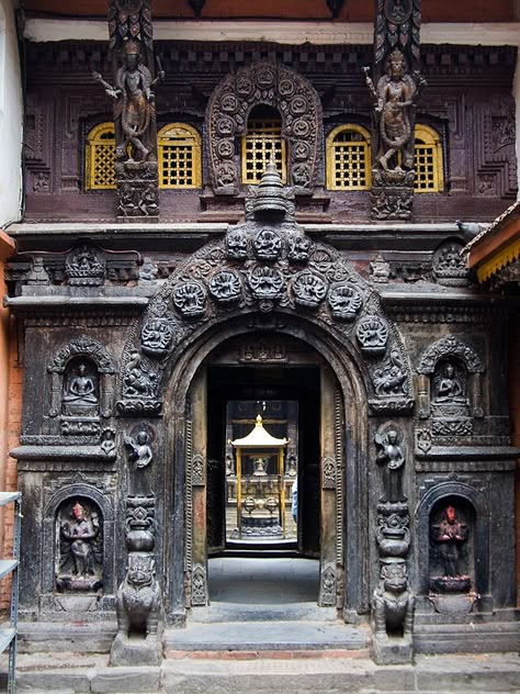 Entrance golden temple Patan, India Architecture Indian, Temple India, Ganpati Decoration At Home, Indian Temple Architecture, India Architecture, Temple Ruins, Ancient Indian Architecture, Asian Architecture, Nepal Travel