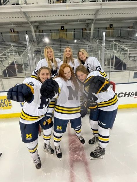 Ice Hockey Girls, Michigan Hockey, Hockey Outfits, Hockey Goals, Hockey Sweater, Michigan Go Blue, Michigan Girl, College Hockey, Hockey Pictures