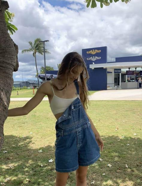 Dungarees Outfit Summer, Dungarees Outfit Aesthetic, Denim Dungarees Outfit, Stevie Nicks 70s, Jean Overall Outfits, Overalls Outfit Short, Overalls Outfit Aesthetic, Overalls Outfit Summer, Overall Shorts Outfit