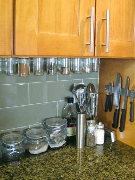 DIY Hanging Magnetic Spice Rack Magnetic Spice Rack Diy, Spice Rack Diy, Best Spice Rack, Diy Spice Jars, Magnetic Spice Rack, Magnetic Spice Jars, Spice Rack Storage, Hanging Spice Rack, Cabinet Spice Rack