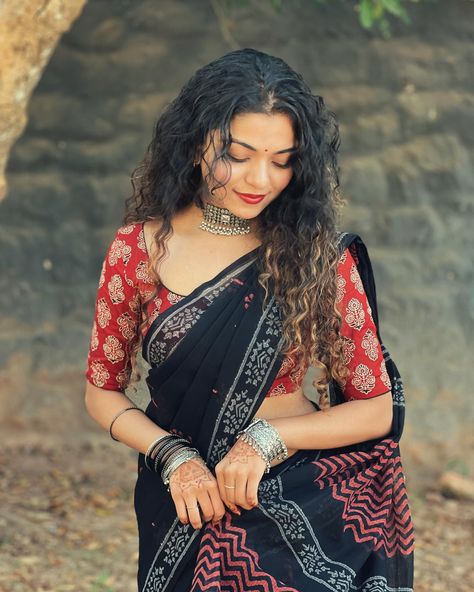 Hidden Face Aesthetic, Girls Dpz Stylish, Onam Outfits, Sisters Photoshoot Poses, Bride Photos Poses, Saree Poses, Stylish Aesthetic, Desi Fashion Casual, Face Aesthetic