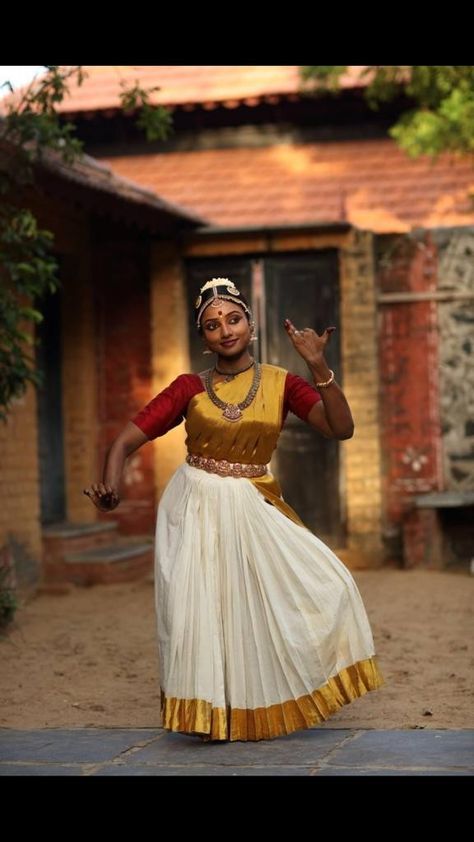 Bharatanatyam Photoshoot, Bharatanatyam Costume Colours, Bharatanatyam Skirt Costume, Kerala Classical Dance Photography, Bharathanatyam Photography, Bharatanatyam Costume, Bharatanatyam Poses, Photography Names, Indian Classical Dance