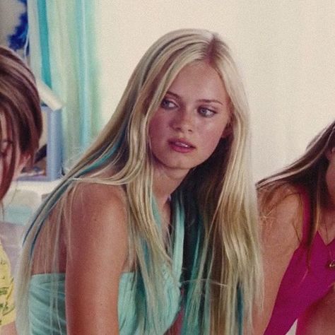 Aquamarine (2006) who else wished that they were a mermaid when they were younger? Aquamarine Movie, Blonde Halloween Costumes, Sara Paxton, Mermaid Lagoon, Cute Couple Halloween Costumes, Dyed Hair Inspiration, Mermaid Life, Mermaid Hair, Surfer Girl