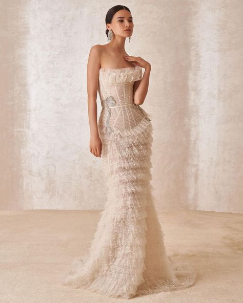 Hamda Al Fahim, Plain Wedding Dress, Haute Couture Wedding Dress, Off White Fashion, Couture Bridal Gowns, Couture Gown, Wedding Reception Dress, Wedding Gowns Mermaid, Engagement Dresses