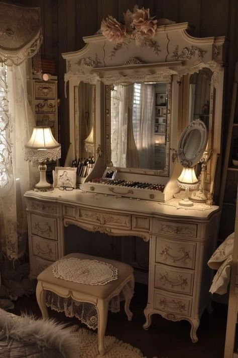 Vintage Vanity Ideas Bedroom, Old Bedroom Vintage, Grandma Room, Vanity In Bedroom, Rh Dorm, Vintage Rooms, Vanity Vintage, Victorian Vanity, Old Vanity