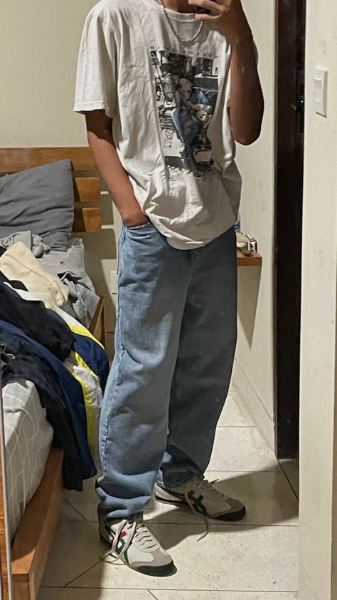 Man In Baggy Clothes, Graphic Tees Guys Aesthetic, Guy Baggy Jeans Outfit, Baggy Outfit Guy, Baggy Man Style, Guys In Baggy Jeans, Mens Outfits Blue Jeans, Mens Fashion Baggy Jeans, Guys Outfits Jeans