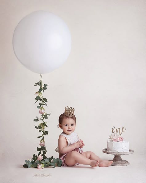 Easy First Birthday Photoshoot, 1st Birthday Onederful, Boho First Birthday Decor, One Years Old Photoshoot, Classic One Year Old Photos, First Year Old Photo Shoot, Simple 1st Bday Decoration Ideas At Home, Home First Birthday Photoshoot, 1 Year Birthday Photoshoot Studio