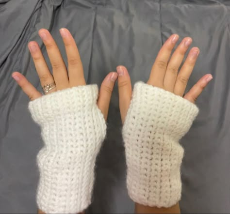 Hands Warmers Crochet, Crocheted Gloves Fingerless, Fingerless Hand Warmers, White Fingerless Gloves Aesthetic, Aesthetic Crochet Gloves, How To Make Fingerless Gloves Crochet, White Crochet Aesthetic, Crochet Patterns Hand Warmers, Crochet Gloves Ideas