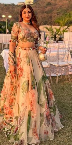 Bridesmaid Lehnga Outfit, Bridesmaid Reception Outfits, Lehnga For Sister's Wedding, Indian Lehenga Modern, Indian Wedding Bridesmaids Lehengas, Modern Indian Wedding Outfits Sisters, Haldi Look For Bridesmaid, Mehendi Outfits For Bridesmaid, Sagai Outfit