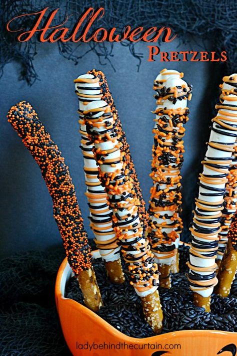 Halloween Pretzels | The perfect combination of sweet and salty! Place these Halloween pretzel sticks on your dessert table, give as a delicious party favo Fall Pastries, Halloween Pretzels Rods, Easy Fast Appetizers, Halloween Bake Sale, Pretzel Ideas, Decorated Pretzels, Chocolate Dipped Pretzel Rods, Halloween Boxes, Halloween Themed Snacks