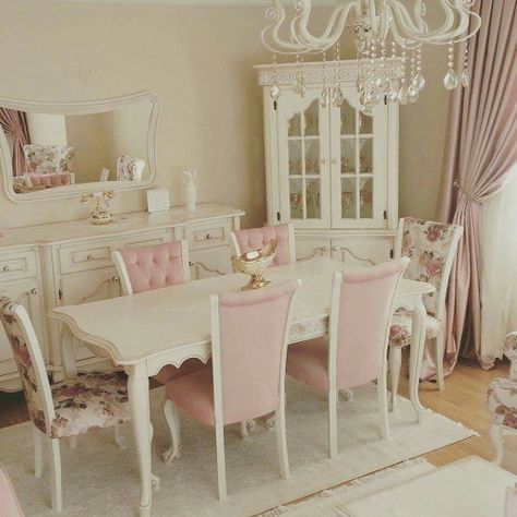 Shabby Chic More Pink Chairs, Muebles Shabby Chic, Shabby Chic Dining Room, Shabby Chic Sofa, Chic Dining Room, Set Meja Makan, Shabby Chic Dining, Chic Sofa, Estilo Shabby Chic