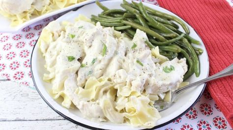 Chicken with Sour Cream Gravy - And Encouragement for Young Married Folks - Southern Plate Chicken With Sour Cream, Sour Cream Gravy, Quick Dinner Rolls, Homemade Gravy Recipe, Plate Recipes, Chicken Mashed Potatoes, Cream Sauce Recipe, Cream Gravy, Chicken Casseroles