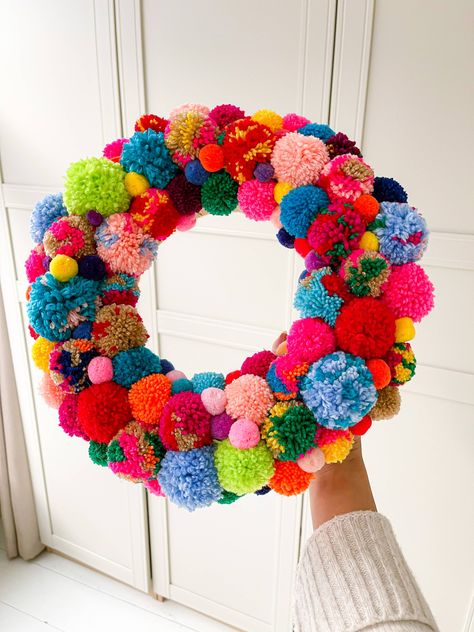 How To Make A Pompom Christmas Wreath Yarn Holiday Decor, Diy Anthropologie Christmas Wreath, Diy Christmas Pom Pom Garland, Pom Pom Christmas Tree Decorations, Pompon Christmas Decoration, Wreaths Using Yarn, Pompom Wreath Christmas Diy, Diy Pompom Wreath, Pompon Wreath Christmas