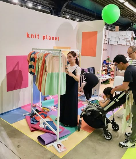 Design Booth Fashion, Booth Design Fashion, Fashion Booth Design, Art Booth Design, Clothes Display Ideas, Pop Up Event Ideas, Clothing Booth, Baby Store Display, Pop Up Booth