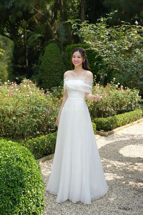 Korean Bride Dress, Korean Wedding Dress Simple, Wedding Dress Korean Style, Wedding Dress Korean, Wedding Dress Styles Guide, Wedding Dresses Korean, Japanese Wedding Dress, Korean Bride, Korean Wedding Dress