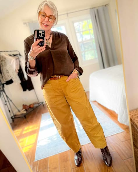 Pant Inspiration, Barrel Pants, Pants Outfit Ideas, Pants Outfit Fall, Core Wardrobe, Outfit Ideas For Fall, Outfits For Women Over 50, Trouser Outfit, Leg Pants Outfit