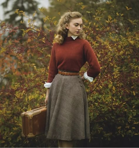 40s Skirt Outfit, 1940s Autumn Fashion, Vintage Fall Outfits 50s, 1940s Fall Fashion, 1950 Aesthetic Fashion, 40s Winter Fashion, 1940s Academia, 50s Fall Fashion, 1940s Librarian