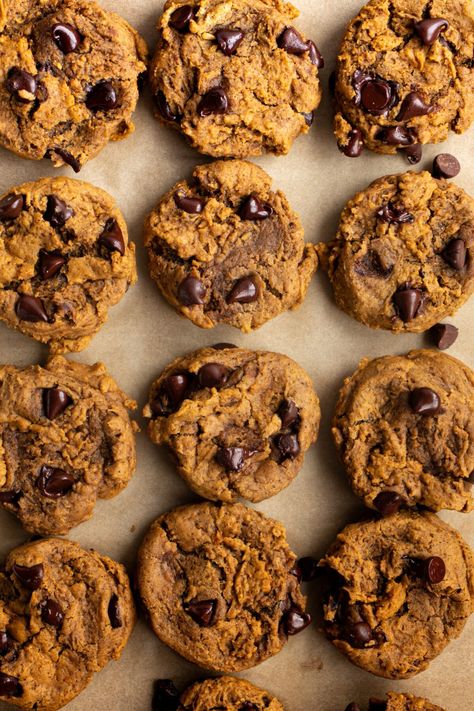 Vegan Chocolate Chip Cookies Coconut Oil, Chocolate Chip Cookies Coconut Oil, Cookies Coconut Oil, Pumpkin Almond Flour, Pumpkin Spice Chocolate Chip Cookies, Oh Snap Macros, Macro Desserts, Chocolate Chip Pumpkin Cookies, Pumpkin Spice Chocolate