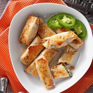 Healthy Football Snacks, Baked Wontons, Southwest Egg Rolls, Wonton Wrapper Recipes, Spicy Appetizers, Wonton Recipes, Football Snacks, Egg Roll Recipes, Wonton Wrappers