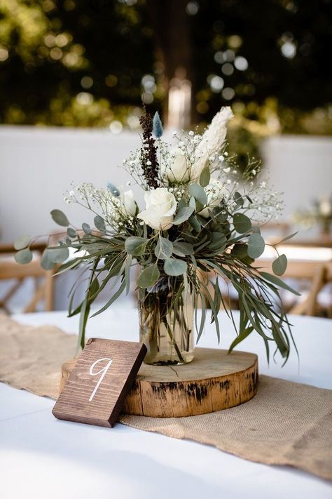 Tree Trunk Centerpieces Wedding, Wedding Table Decor Mason Jars, Mason Jar Bouquets Wedding, Simplicity Wedding Decor, Wood And Mason Jar Centerpieces, Boho Chic Wedding Centerpieces Round Table, Mason Jar Rustic Centerpieces, Wedding Table Wooden Centerpieces, Wedding Table Decorations Mason Jars