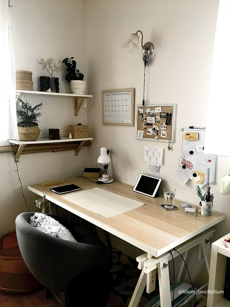 Brown Desk Setup Aesthetic, White Study Table Aesthetic, White And Brown Desk Setup, Brown Desk Setup, Brown Desk Aesthetic, Desk Setup Wood, White Study Table, Study Table Aesthetic, Study Desk Setup